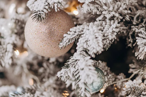 Nouvel an intérieur confortable maison avec arbre de Noël et guirlandes — Photo