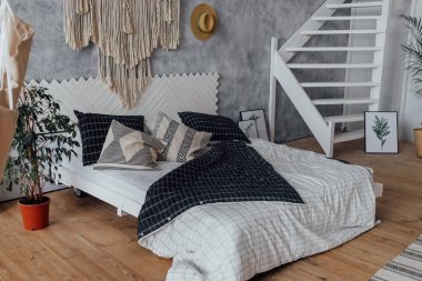 Odasında temiz çarşaf olan büyük, rahat bir yatak.