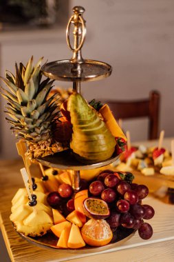 Tropik meyve çeşitleri. armut, ananas, mandalina, üzüm, hurma, tutku meyvesi, greyfurt