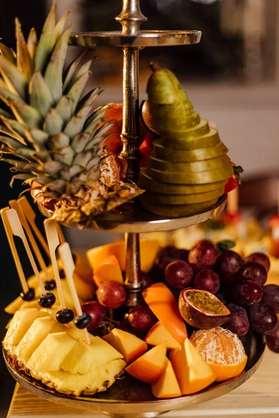 Tropical fruits assortment. tiered fruit platter.pear, pineapple, tangerine, grapes, persimmon, passion fruit — Stock Photo, Image
