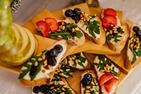 Bruschetta Italiana Com Creme Queijo Morango Rúcula Molho Vinagre Balsâmico — Fotografia de Stock