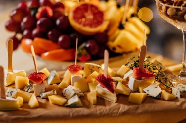 Ahşap tahta plaka, ceviz, üzüm, çeşitli peynir ekmek gri taş zemin, üstten görünüm, düz lay, kopya alanı