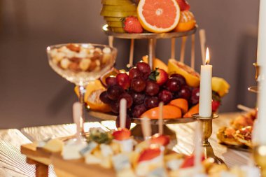 Sonbahar temalı bir tatil masası düzenlemesi mevsimlik bir parti için, bardaklar, balkabakları, mumlar, tarla çiçekleri