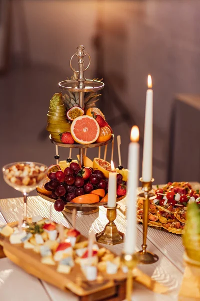 Ρομαντικό Τραπέζι Φρέσκα Φρούτα Catering Service Φωτογραφία — Φωτογραφία Αρχείου