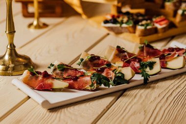 Gorgonzola ve armutlu yaz atıştırmalıkları. Jamon, roka ve peynirli armut iştah açıcı.