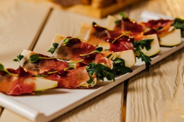 Gorgonzola ve armutlu yaz atıştırmalıkları. Jamon, roka ve peynirli armut iştah açıcı..