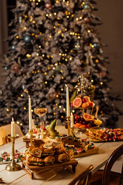 Mesa Natal Lindamente Decorada Com Velas Óculos Perto Árvore Natal — Fotografia de Stock