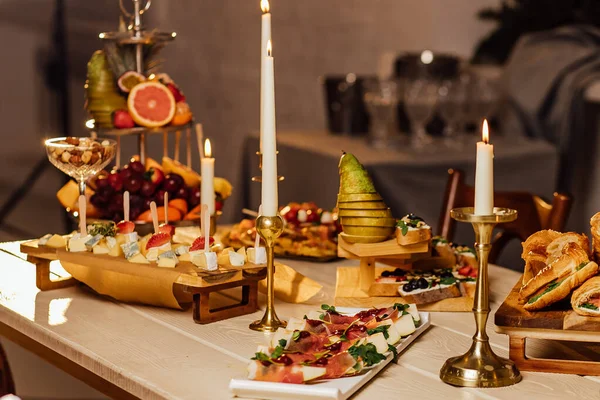 Τραπέζι Catering Όμορφα Διακοσμημένο Συμπόσιο Ποικιλία Από Διαφορετικά Σνακ Και — Φωτογραφία Αρχείου