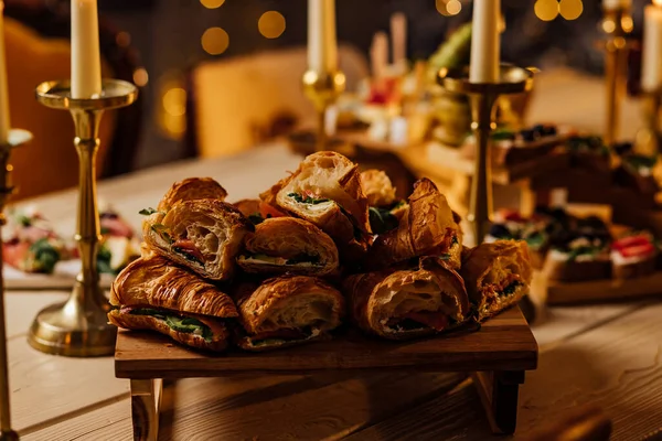 Croissants Met Rode Vis Liggen Vierkante Plaat — Stockfoto