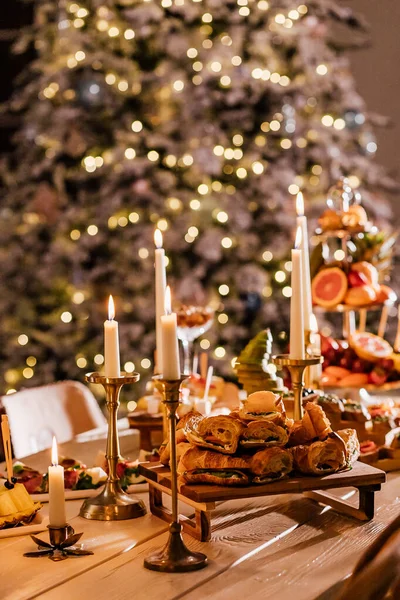 Catering. Comida fuera del lugar. Mesa buffet con varios canapés, sándwiches, hamburguesas y aperitivos . — Foto de Stock