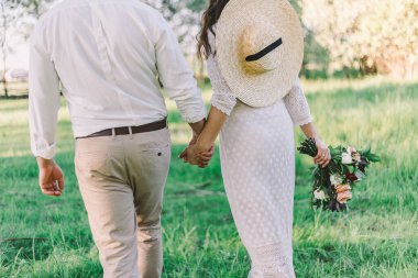 Düğün, gelin ve damat birlikte yürür..