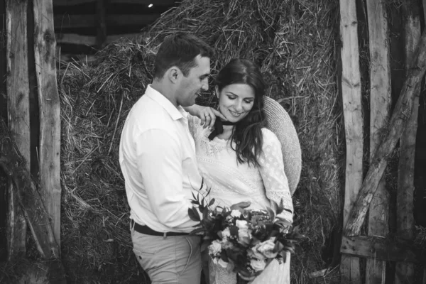 Mutlu güzel gelin ve damat elleri, boho Düğün çifti, lüks töreni, dağların muhteşem manzaralı, metin için yer tutan güneş ışığında yürüyüş