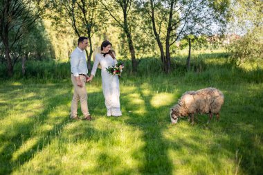 Düğün fotoğrafı çekimi, dağlarda birbirine aşık genç bir çift büyük güzel bir göl kenarında.