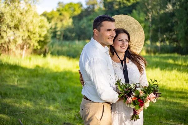 Mooi Portret Van Mooie Jonge Bruidegom Bruid Buiten — Stockfoto