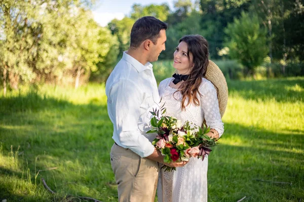 Fint Porträtt Vacker Och Ung Brudgum Och Brud Utomhus — Stockfoto