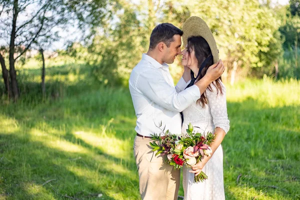 Pěkný Portrét Krásného Mladého Ženicha Nevěsty Venku — Stock fotografie