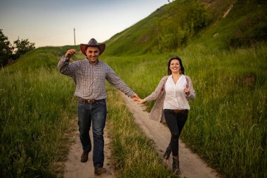 Güzel, genç damat ve gelinin güzel bir portresi.