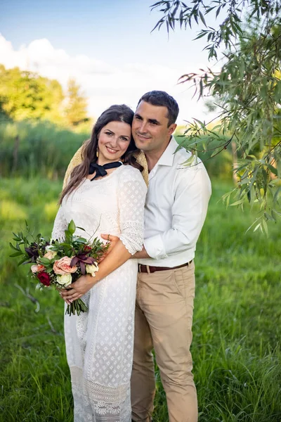 Novia Novio Boda Día Caminando Aire Libre Naturaleza Primavera Pareja —  Fotos de Stock