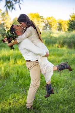 damat gelini kollarında tutar.