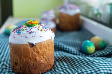 Geleneksel Rus Paskalya ekmeği kulich, Paskalya yumurtası ve masada leylak çiçekleri ile Paskalya kompozisyonu.