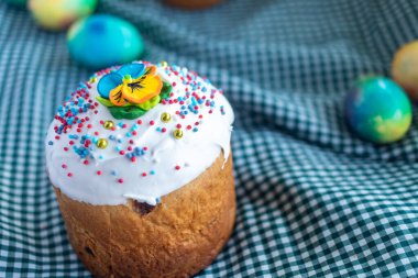 Paskalya ekmekli kartpostal. Kremalı kekler. 2021 bahar festivali. Kulich. Mutlu Paskalyalar. Kuru üzümlü kek. Hristiyan gelenekleri. Mesaj için yer var. Uzayı kopyala Beyaz arkaplan