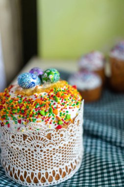 Buzlu ve süslemeli Paskalya pastası. Paskalya ekmekli kartpostal. Hristiyan gelenekleri. Uzayı kopyala Beyaz arkaplan.