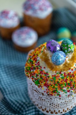 Geleneksel Paskalya pastası, buzlu ve boyalı Paskalya yumurtası. Paskalya düzenlemesi. Buzlu ve süslemeli Paskalya pastası.