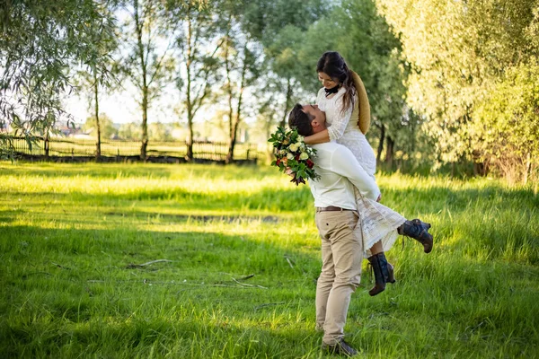 Stílusos Boldog Menyasszony Vőlegény Tartja Kezét Táncol Vőlegény Felnevelte Megforgatta — Stock Fotó