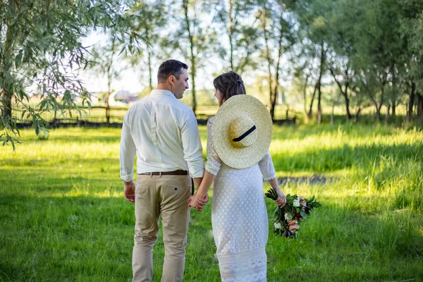 Csak Szerető Csípő Házaspár Esküvői Ruha Öltöny Zöld Mező Erdőben — Stock Fotó