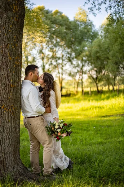 Szép Portré Gyönyörű Fiatal Vőlegény Menyasszony Szabadban — Stock Fotó