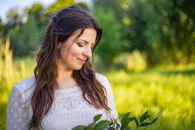 Güzel, genç damat ve gelinin güzel bir portresi.
