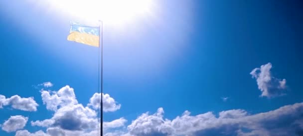 Ukrainska flaggan. Den gul-blå flagga ukrainska på flaggstången utvecklas mot den blå klar himmel. Ukrainas flagga utvecklas på en flaggstång mot en klar himmel. — Stockvideo