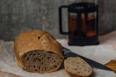 Tahta bir masada taze somun ekmek, buğday ve glüten..