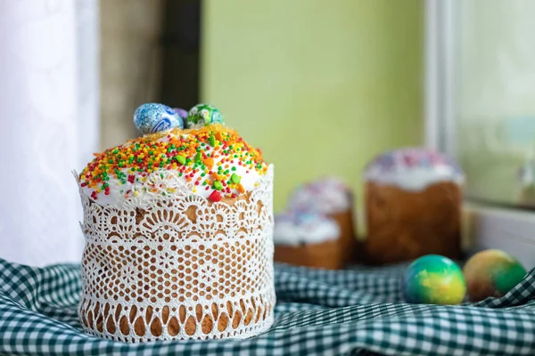 Gâteau Pâques Traditionnel Avec Glaçage Œufs Pâques Peints Style Rustique — Photo