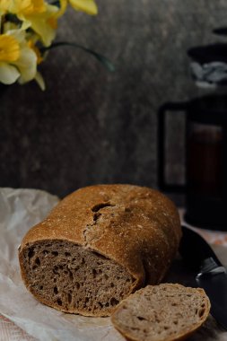 Beyaz arka planda izole edilmiş dilimlenmiş ekmek. Ekmek dilimleri ve kırıntılar yukarıdan görünüyor. Üst görünüm.