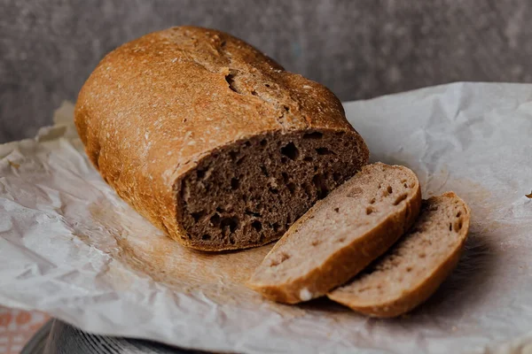 Geleneksel ekşi ekmek, tahta bir tahta üzerinde dilimlenmiş, yakın çekim manzaralı..