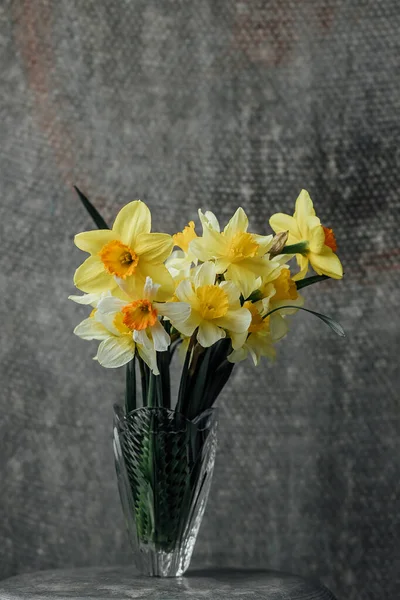 Panoramatické grunge pozadí se žlutými narcisy květiny. Vzor s kyticí narcisů květiny na tmavém pozadí. Širokoúhlý web banner mockup s kopírovacím prostorem — Stock fotografie