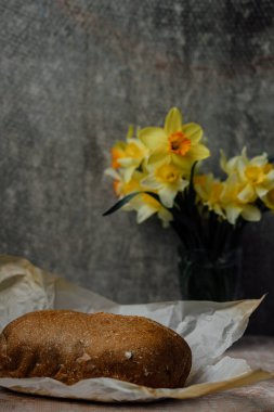 Lezzetli ve sağlıklı ev yapımı ballı tahıllı ekmek. mesaj için yer. Arkaplanda sarı çiçekler