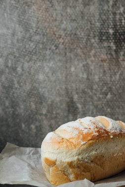 Ev yapımı, taze ekmek pişirdikten sonra soğuyor. Seçici odaklanma. metin için yer