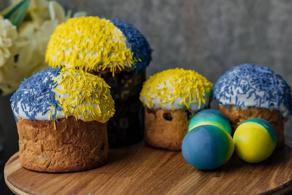 Köstliche Osterkuchen Auf Einem Holztisch Mit Blumen Hintergrund Platz Für — Stockfoto