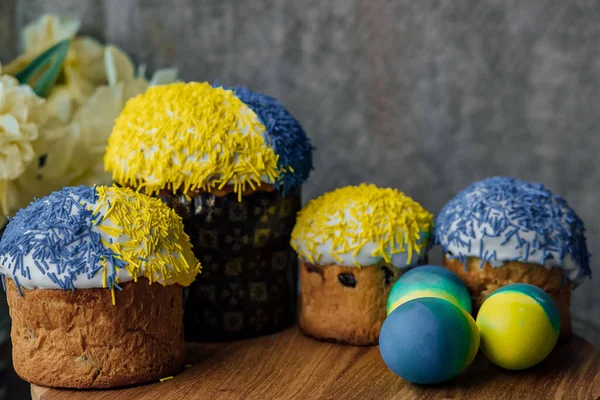 Köstliche Osterkuchen Auf Einem Holztisch Mit Blumen Hintergrund Platz Für — Stockfoto