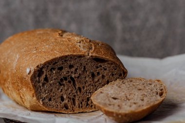 Fotokopi alanı olan köy arka planında taze ev yapımı ekşi ekmek.