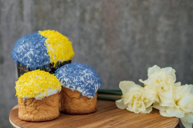 Lezzetli Paskalya kek ve malzemeler ahşap tablo.