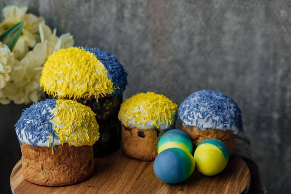Köstliche Osterkuchen Auf Einem Holztisch Mit Blumen Hintergrund Platz Für — Stockfoto