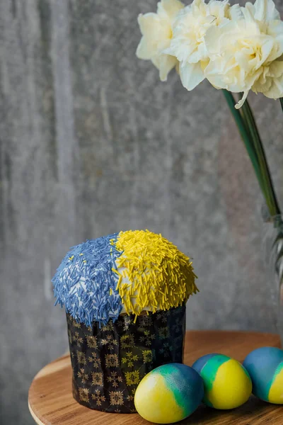 Köstlicher Osterkuchen Den Farben Der Ukrainischen Flagge Gelb Blau Gefärbte — Stockfoto