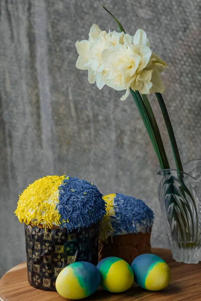 Köstlicher Osterkuchen Den Farben Der Ukrainischen Flagge Gelb Blau Gefärbte — Stockfoto