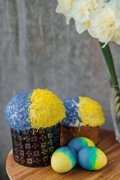 Köstliche Osterkuchen Den Farben Der Ukrainischen Flagge Gelb Blau Gefärbte — Stockfoto