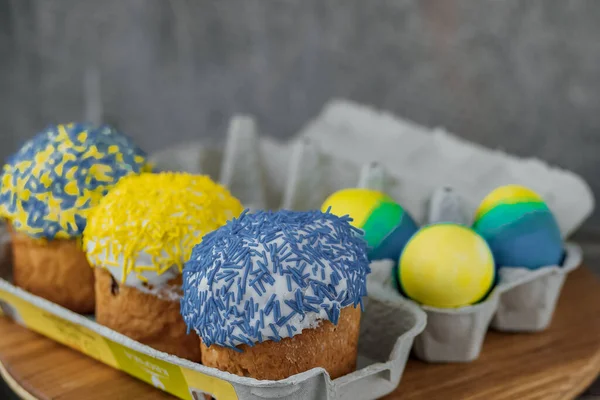 Пасхальные Торты Цветах Флага Украины Желтый Синий Картонном Подставке Яйцами — стоковое фото