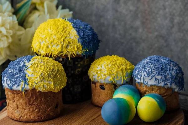 Köstliche Osterkuchen Auf Einem Holztisch Mit Blumen Hintergrund Platz Für — Stockfoto