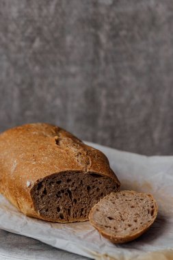 Eski ahşap arka planda taze pişmiş ekmeğin bileşimi.